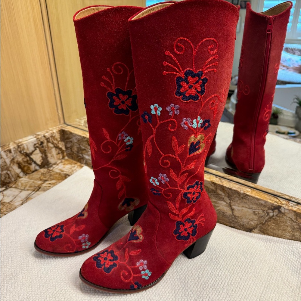 Beautiful Vintage Red Suede Embroidered Boots Sz 8